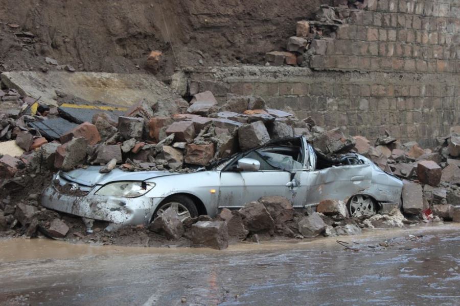 Selde fabrikanın duvarı yıkıldı: 4 araç böyle hurdaya döndü