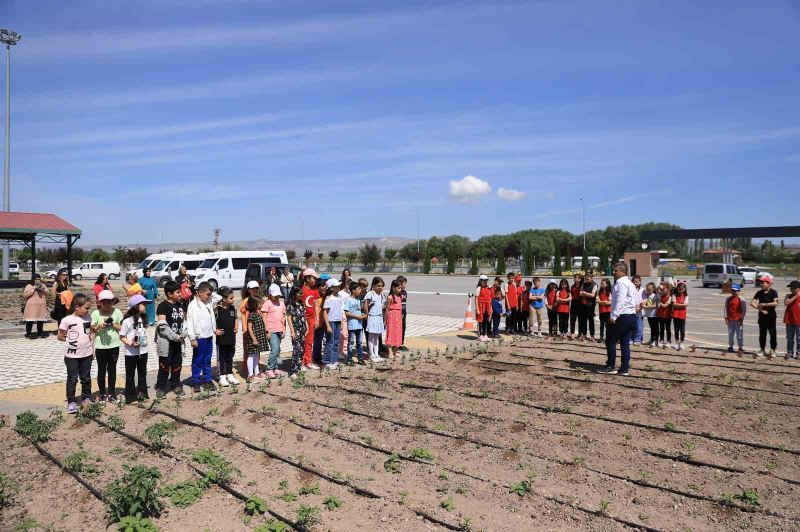 Büyükşehir’in Doğal Ürünler Bahçesi, minikleri ağırladı
