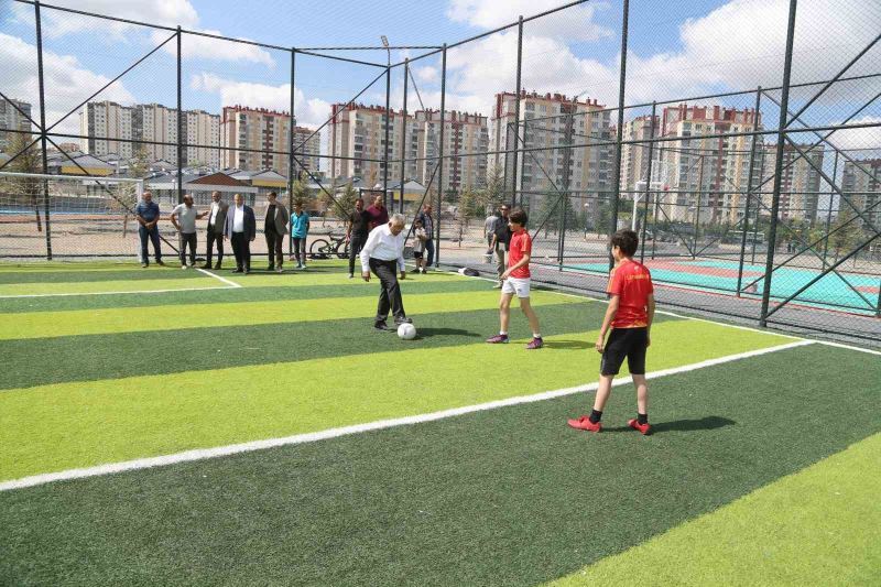 Yeşilyurt Park Alanı’nı inceleyen Başkan Büyükkılıç, gençlerle buluştu
