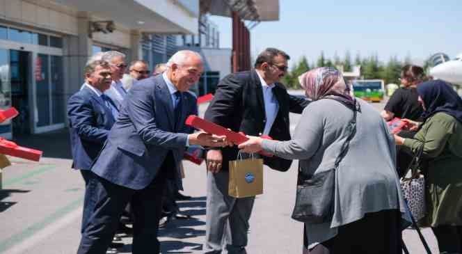 Gurbetçi vatandaşlar güllerle karşılandı