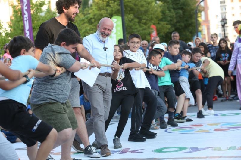 Başkan Çolakbayrakdar; “Şenliklerimizle çocukların yüzleri gülerken, ailelerde nostalji yaşıyor”
