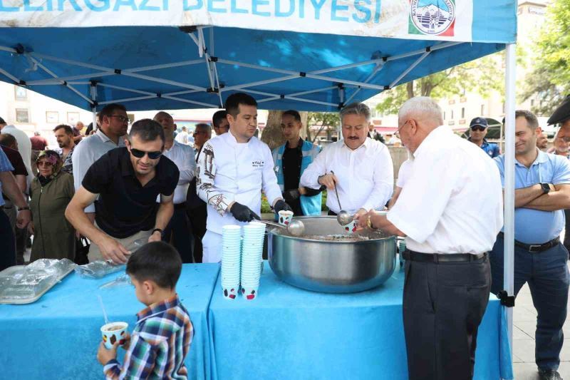 Başkan Palancıoğlu, vatandaşlara aşure ikram etti
