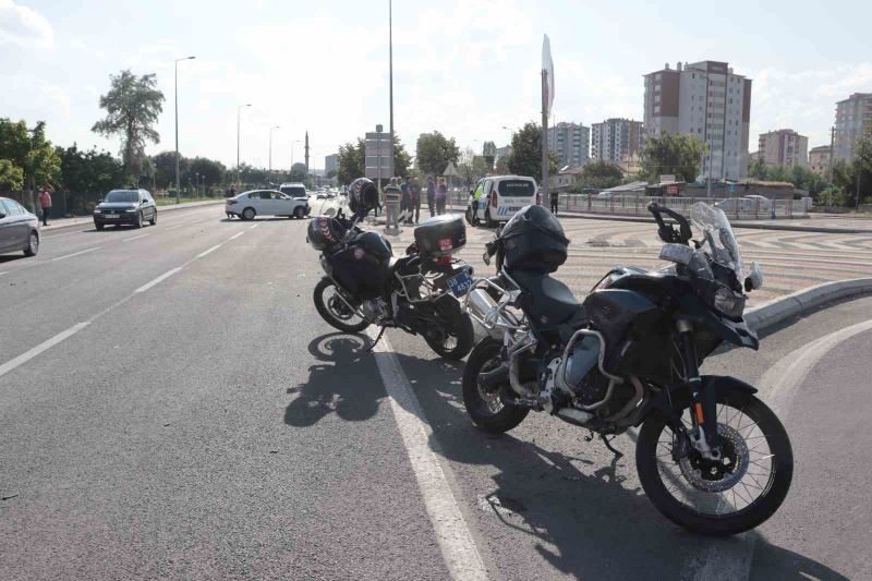 Motosikletli polis timi ile otomobil çarpıştı: 2 polis yaralı
