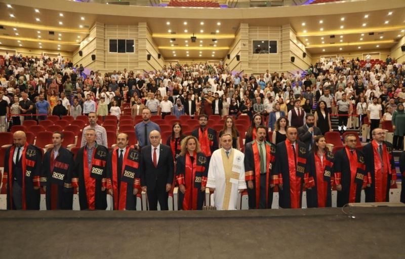 ERÜ Hukuk Fakültesi 16. dönem mezunlarını verdi
