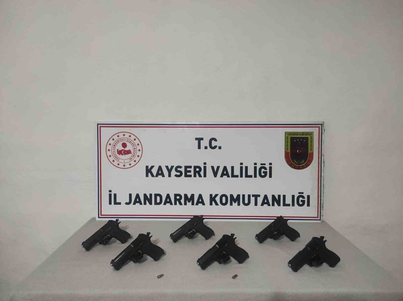 Kayseri’de ruhsatsız tabancaları piyasaya sürmek isteyen şahıs jandarmadan kaçamadı
