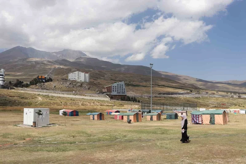 Sıcaktan bunalan Kayserililer Erciyes’te serinliyor
