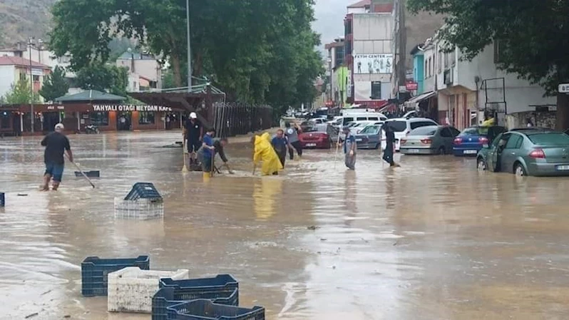 Kayseri’deki selde araçlar çamura gömüldü
