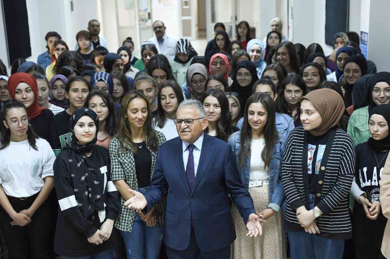 Öğrenci dostu Başkan Büyükkılıç’ın kırtasiye desteği bu yıl da sürecek
