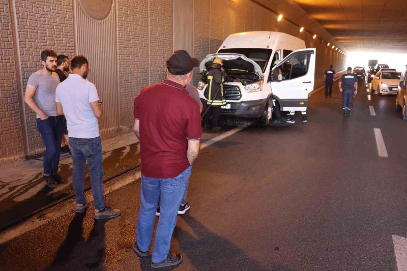 Kayseri’de faciaya ramak kaldı: İşçi servisi yangını söndürüldü
