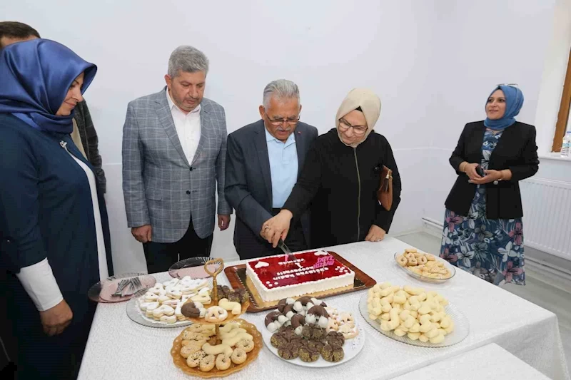 Başkan Büyükkılıç, kadınların ürettiği gilaburulu yaş pastayı kesti
