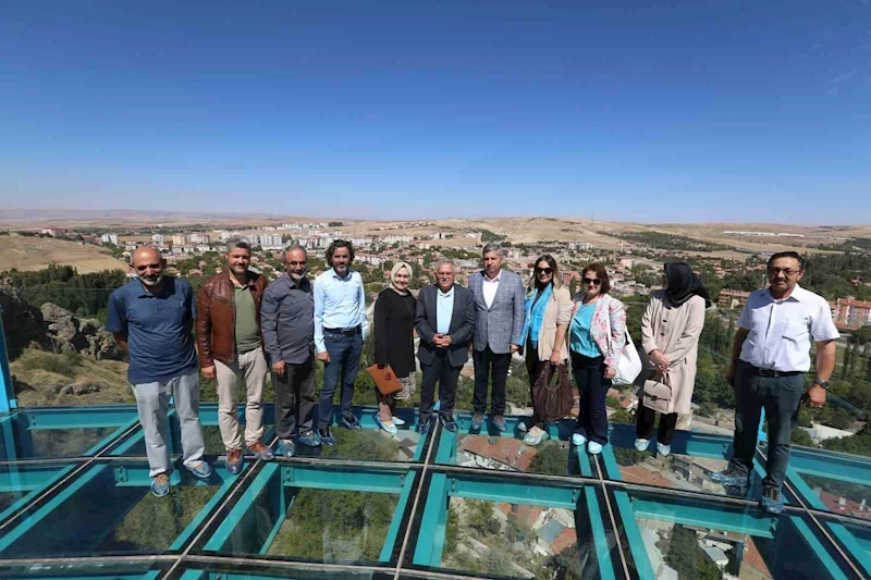 Başkan Büyükkılıç, Cam Terasta Manzarayı İzledi
