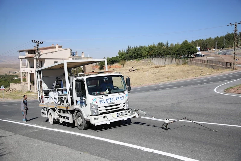 Melikgazi, Yolların Güvenliği İçin Çizgi Çalışması Yapıyor
