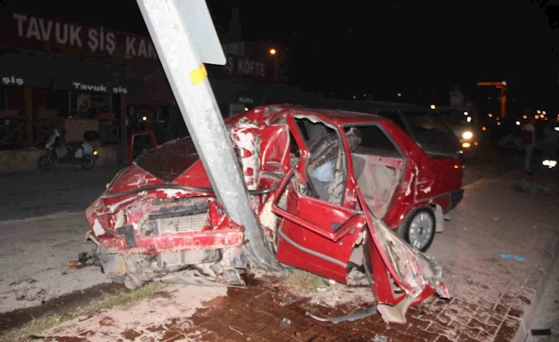 Aydınlatma direğine çarpan otomobil hurdaya döndü
