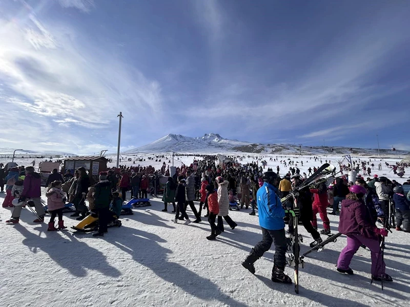 Başkan Büyükkılıç, Erciyes’te turistlerle buluştu
