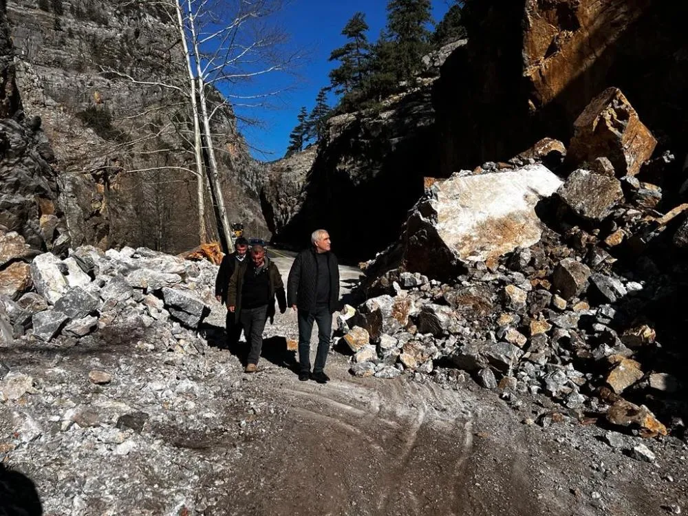 Kapuzbaşı Yolu’nda heyelan