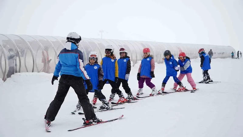 Erciyes Kayak Okulu’nda 200 kişi ilk defa kayak öğreniyor
