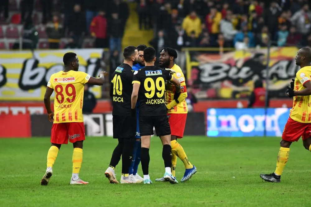 Trendyol Süper Lig: Kayserispor : 0 - İstanbulspor: 0 (İlk Yarı)