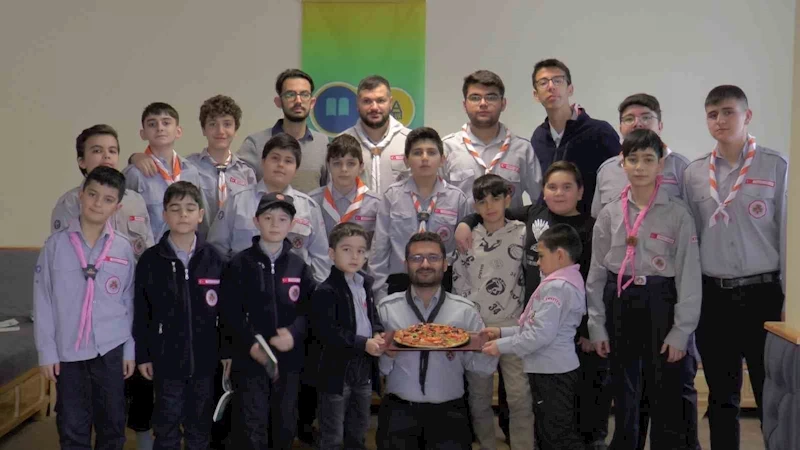 Küçük izciler pizza yapmayı öğrendi
