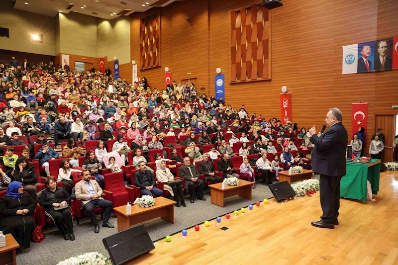 Başkan Yalçın çocukların tiyatro sevincine ortak oldu
