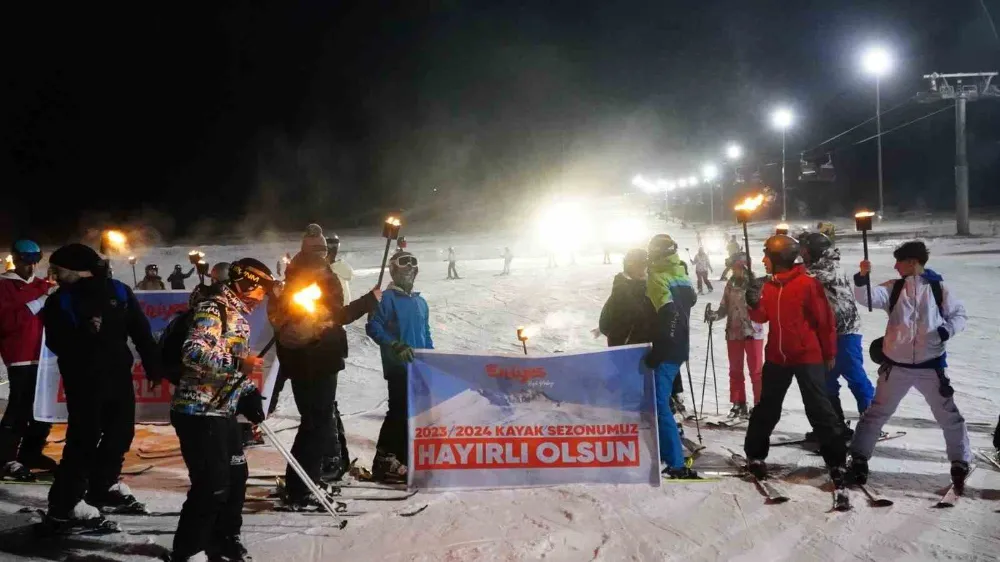 Erciyes’te 2024 meşaleler ile karşılandı