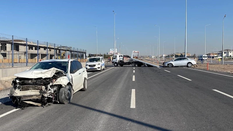 Otomobiller kavşakta çarpıştı: 1’i ağır 3 yaralı
