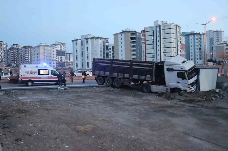 Kayseri’de faciadan dönüldü: Yoldan çıkan tır konteynıra girdi
