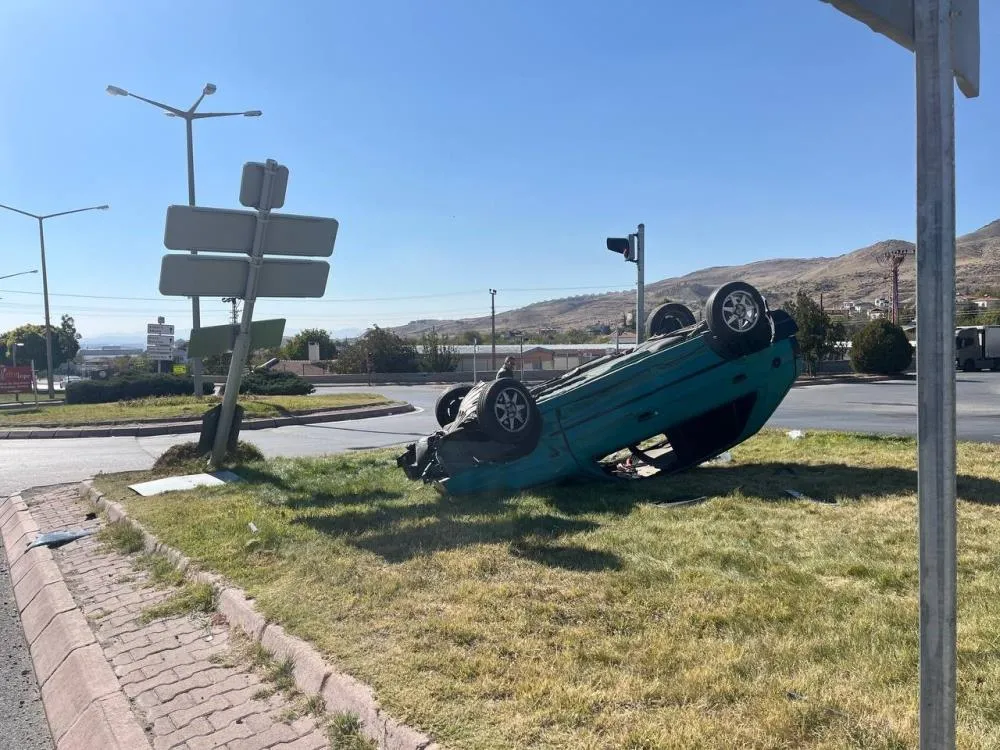 Tırla çarpışan otomobil takla attı: 1’i ağır 4 yaralı