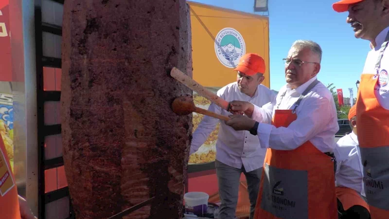 Kayseri Gastronomi Günleri’nde 1 ton sucuk döner dağıtıldı
