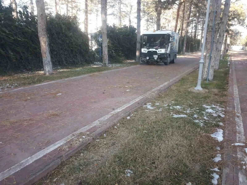 Büyükşehir; kent genelinde temizlik ve bakım çalışmalarına devam ediyor
