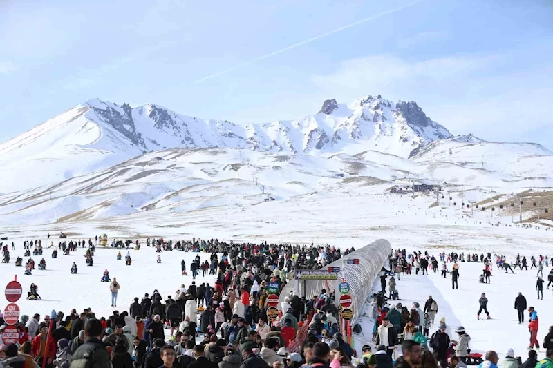 Erciyes hafta sonu 70 bin ziyaretçi ağırladı
