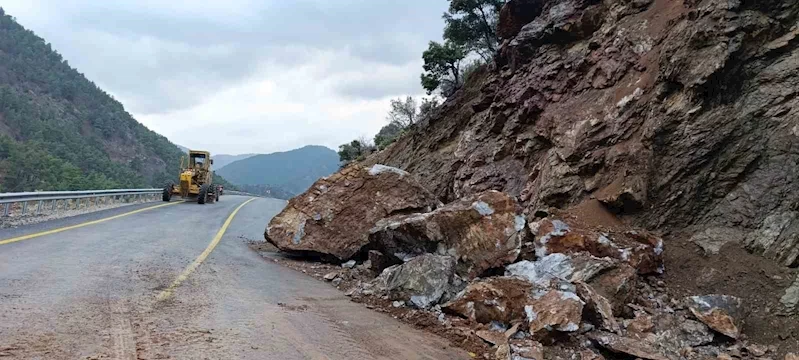 Kapuzbaşı Yolu’ndaki heyelana Büyükşehir’den hızlı müdahale
