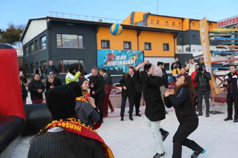 Bakan Göktaş, Erciyes’te kar voleybolu oynadı
