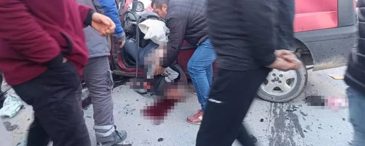 Kamyon ile hafif ticari araç kafa kafaya çarpıştı: 1 ağır yaralı