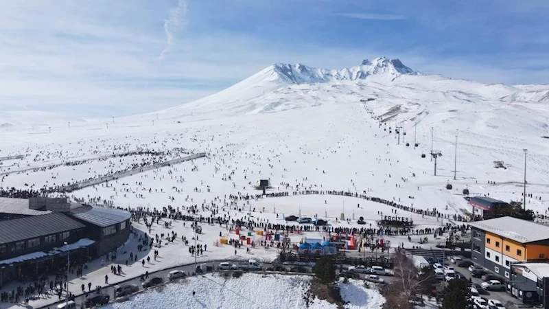 Erciyes’e hafta sonunda ziyaretçi akını: 127 bin kişi ziyaret etti
