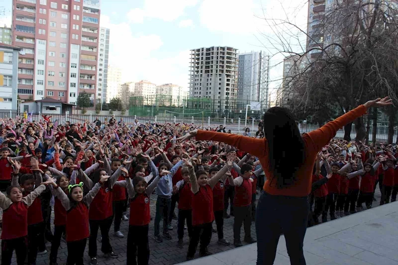 Bu okulda öğrenciler derslerine oynayarak giriyorlar
