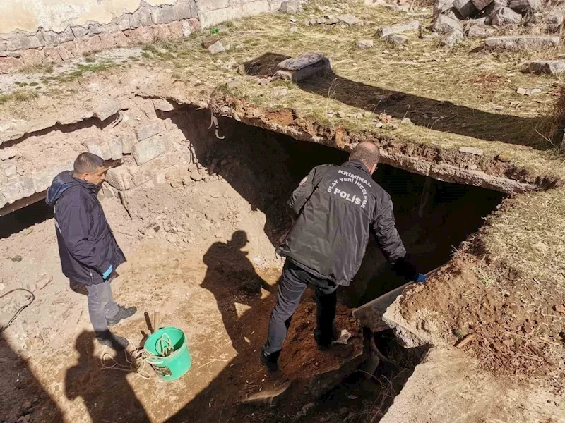 Tarihi kilisede define arayan 3 kişi suçüstü yakalandı
