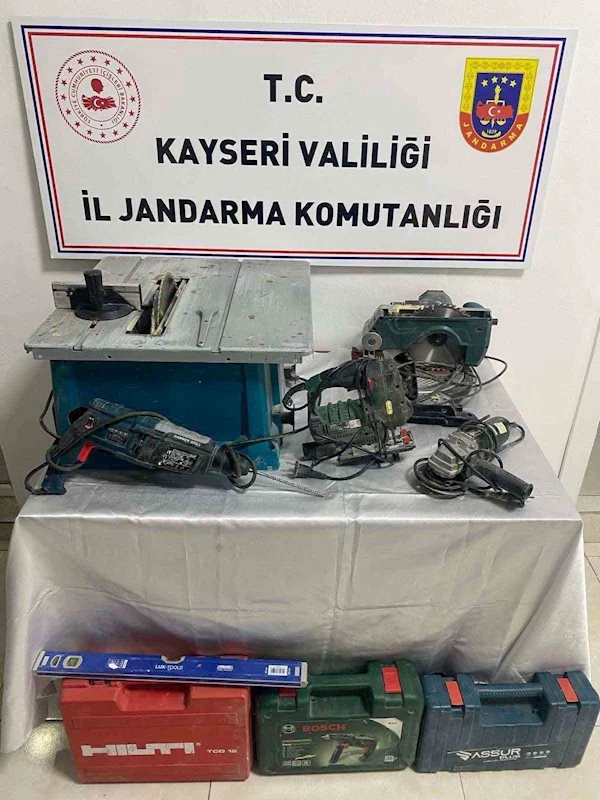 Ev faresi jandarmadan kaçamadı
