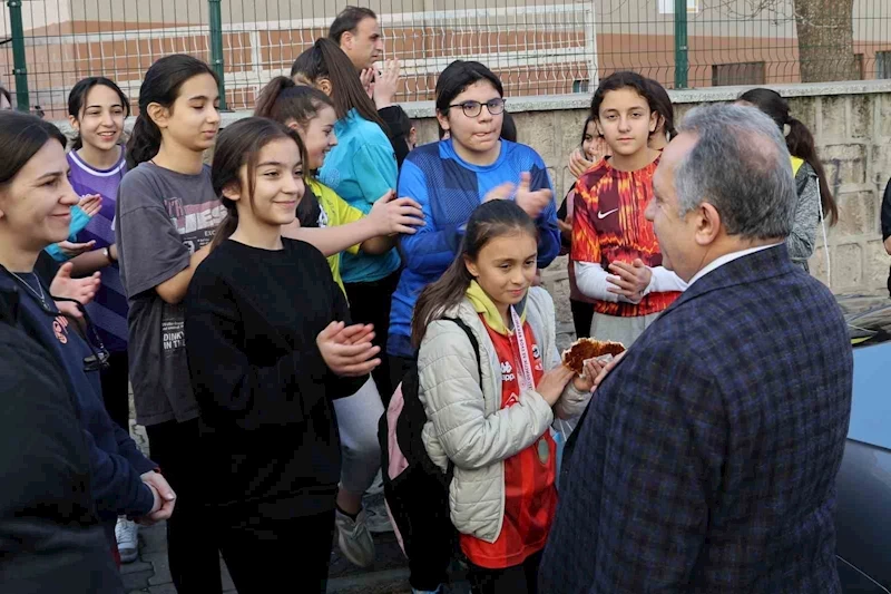 Başkan Yalçın’dan şampiyon öğrencilere tebrik
