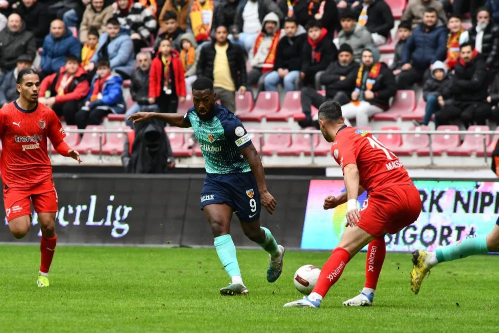 Trednyol Süper Lig: Kayserispor: 1 - Hatayspor: 1 (İlk yarı)