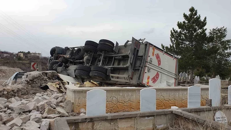 Virajı alamayan tır mezarlığa devrildi: 1 yaralı
