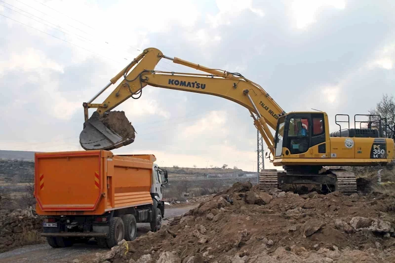 Talas Tablakaya Mahallesi’nde hummalı yol çalışması
