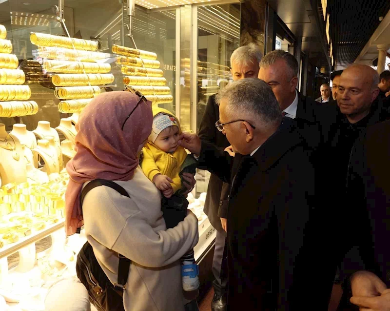 Esnafla buluşan Büyükkılıç: “Durmak yok, koşmaya devam”
