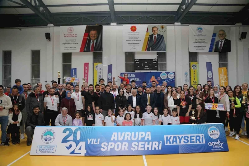 Voleybol turnuvasında dereceye giren takımlara ödülleri veridi
