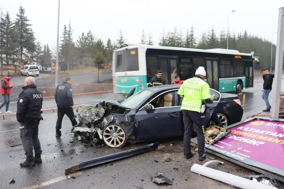 Otomobil yavaşlayan araca arkadan çarptı: 2 yaralı