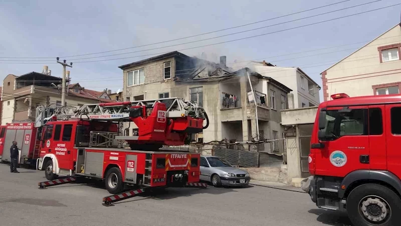 3 katlı ikametin çatı katı yandı: 1 kişi dumandan etkilendi
