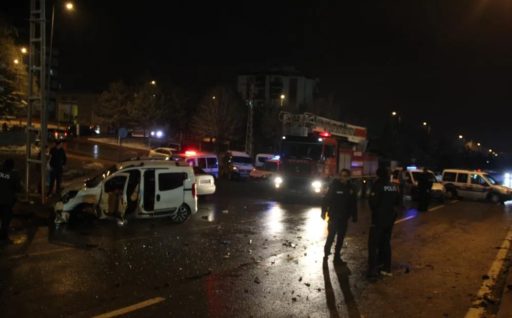 Kayseri’de hafif ticari araç ile pikap çarpıştı: 5 yaralı