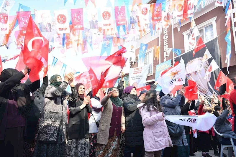 Sarıoğlan’da coşkulu kalabalık, Başkan Büyükkılıç’ı bağrına bastı
