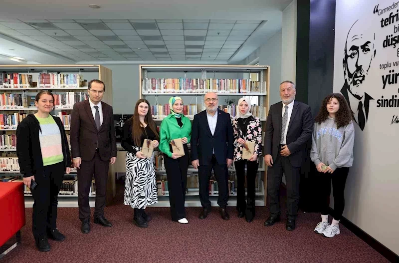 KAYÜ Rektörü; çok kitap okuyan öğrencileri ödüllendirdi
