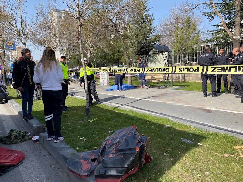 Otomobille çarpışan motosiklet yayalara çarptı: 1 ölü, 3 yaralı
