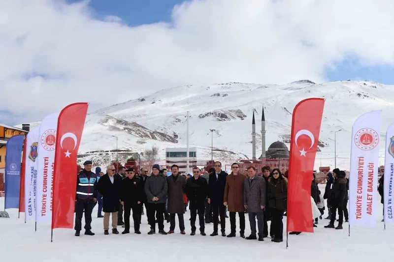 Cezaevinde annesinin yanında kalan çocuklara kayak eğitimi verildi
